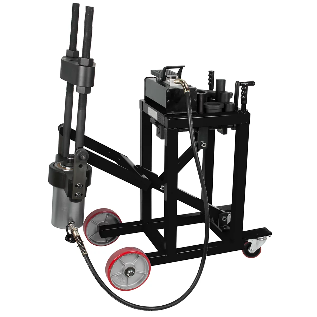 Schwarzes, rollbares Werkzeug für Metallarbeiten. Es hat einen hydraulischen Zylinder, Stangen und Rohre. Details: rote Räder, schwarze Halterung.